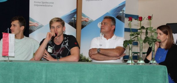Radosławowi Kawęckiemu (z mikrofonem) podczas spotkania towarzyszyli rodzice oraz asystent trenera